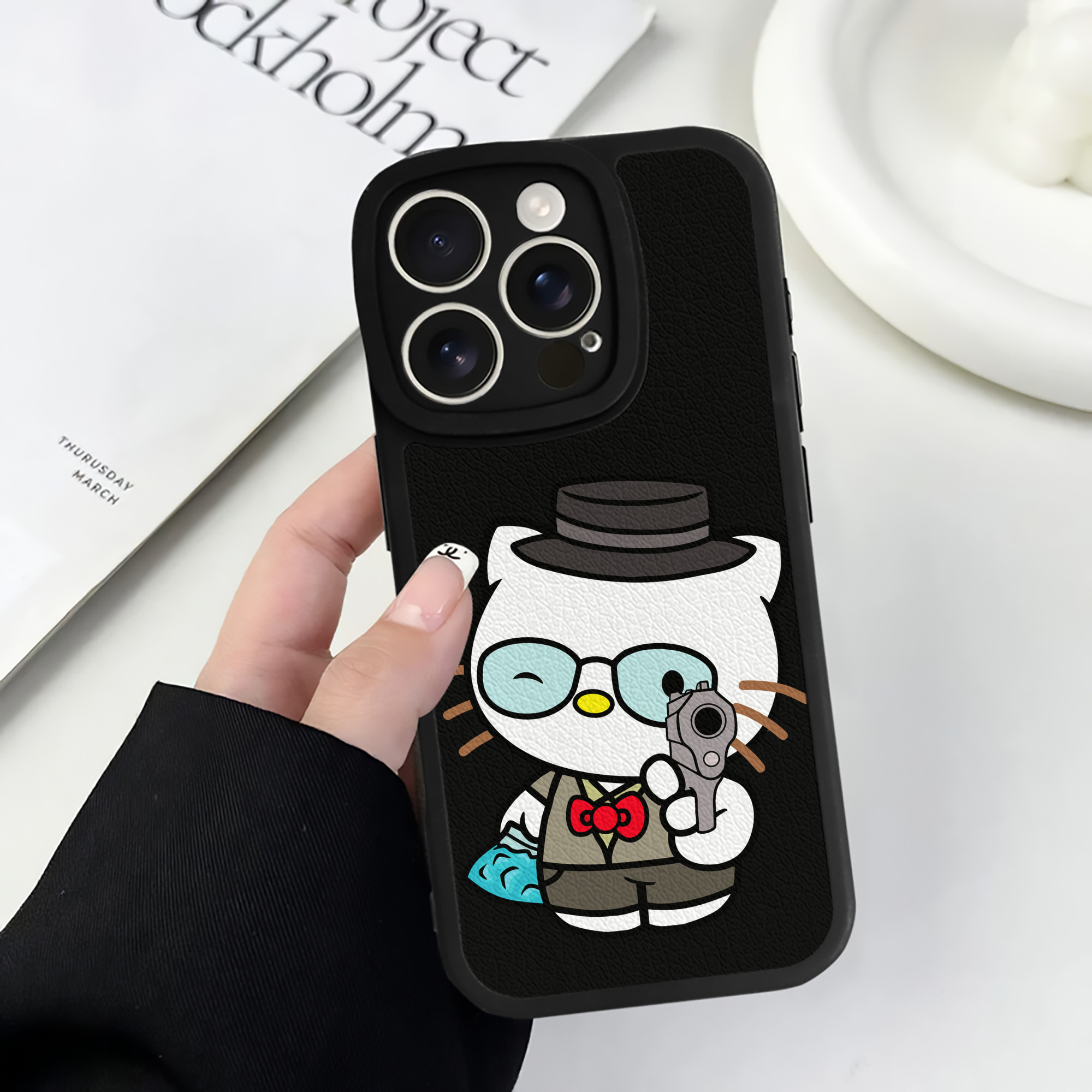 （画像用） Hello Kitty ハローキティ 【iPhone 16シリーズ対応】シリコンスマホケース（レザー調） 材質：シリコン